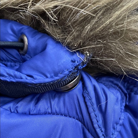 American Eagle Outfitters Navy and Blue Quilted Vest with Faux Fur Hood - Picture 8 of 8